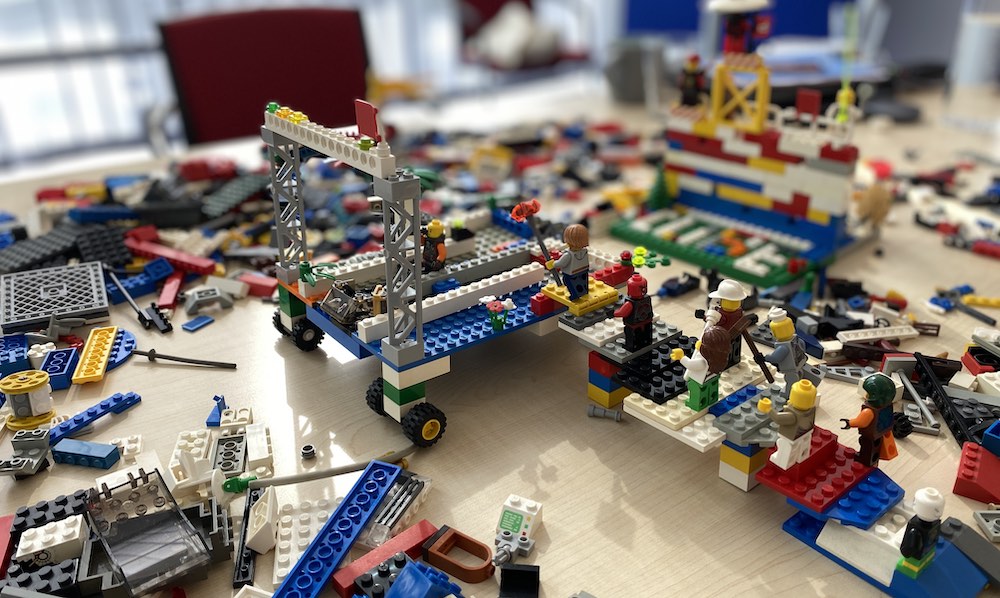 Die LEGO® SERIOUS PLAY® Methode ist ein moderierter Prozess, um kreatives Denken anzuregen, Prozesse zu visualisieren und die Kommunikation zu verbessern Die LEGO® SERIOUS PLAY® Methode ist ein moderierter Prozess, um kreatives Denken anzuregen, Prozesse zu visualisieren und die Kommunikation zu verbessern